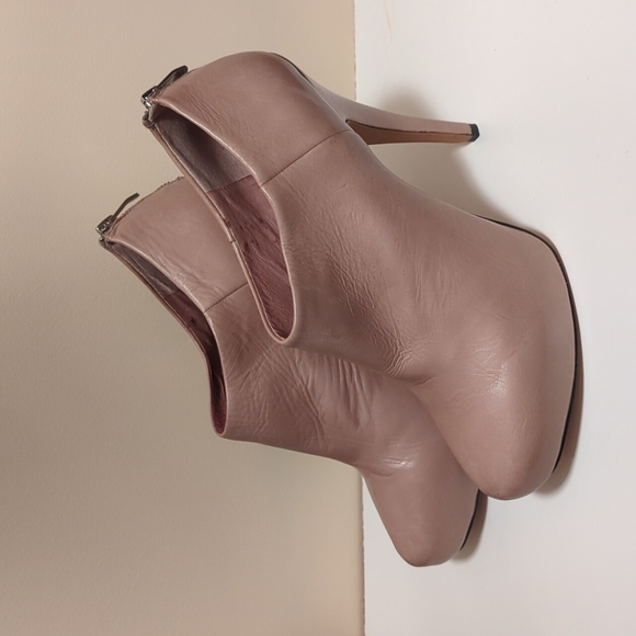 Vince Camuto, size 11, fawn - Picture 2 of 5